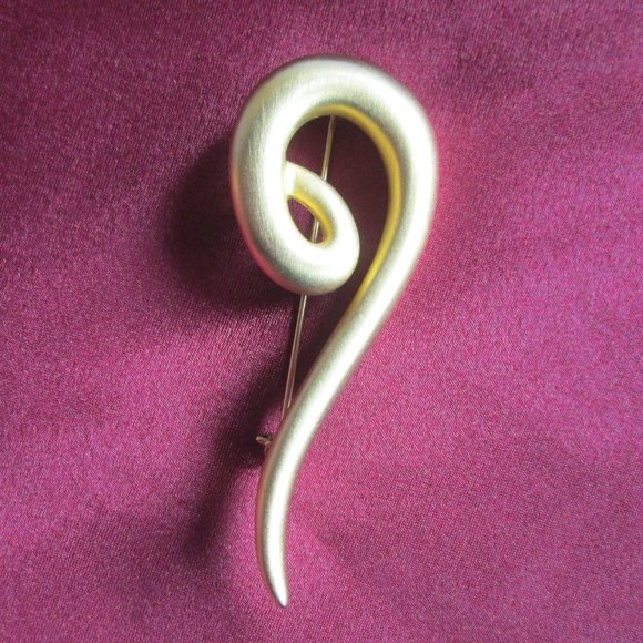 ๐ GOLD SWIRL BROOCH โ VINTAGE ๐ - Picture 4 of 15